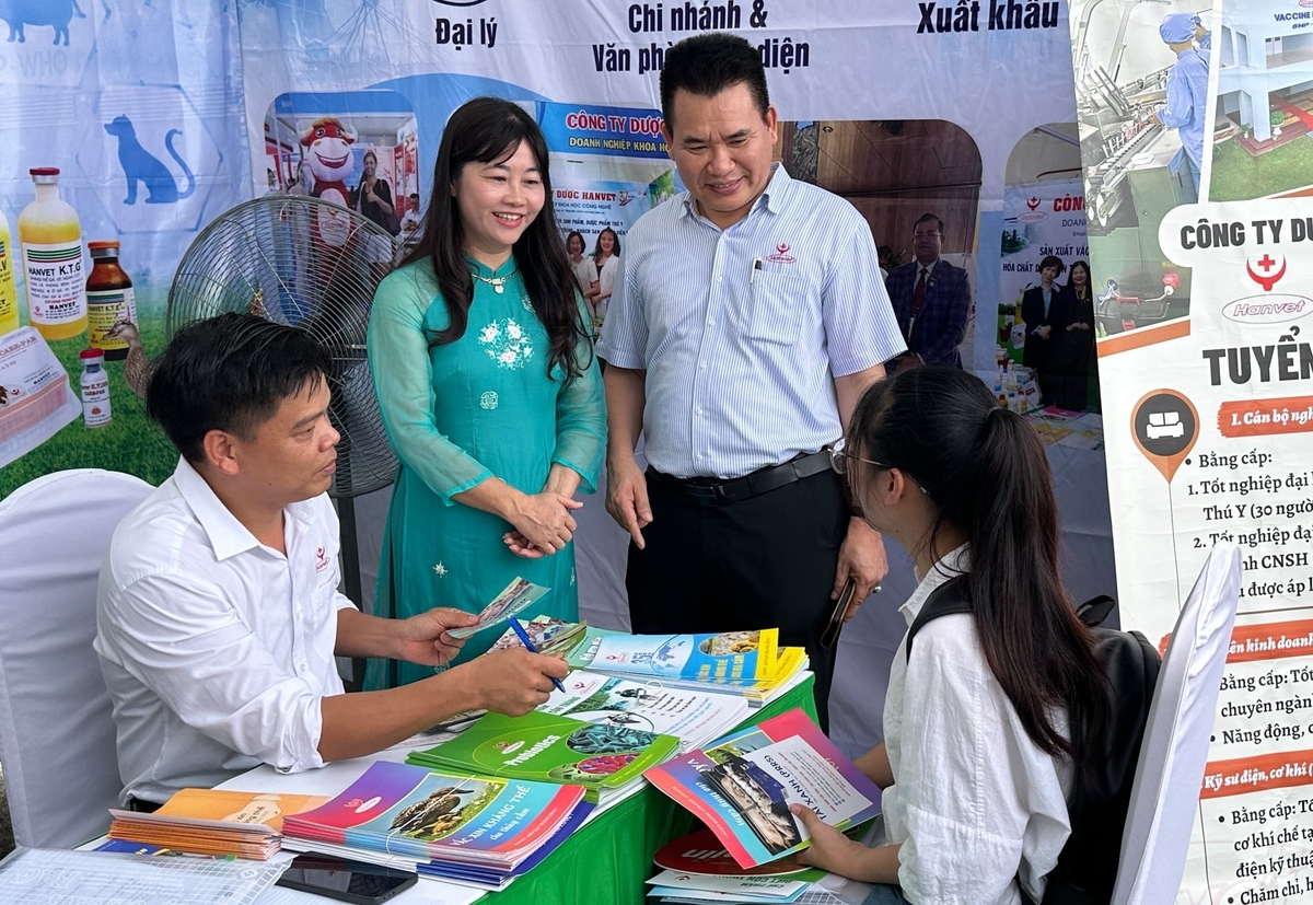 Sinh viên tìm nhà tuyển dụng, nhà tuyển dụng cũng lắng nghe các mong muốn của sinh viên. Ảnh: Quang Linh.