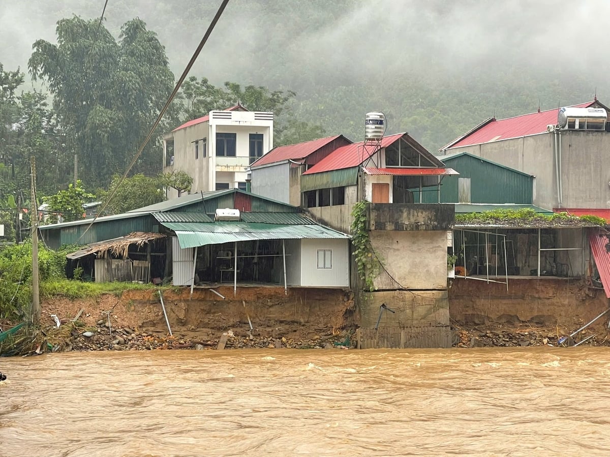 Nhiều công trình, tài sản của người dân bị dòng lũ cuốn trôi năm 2025. Ảnh: Thanh Tiến.