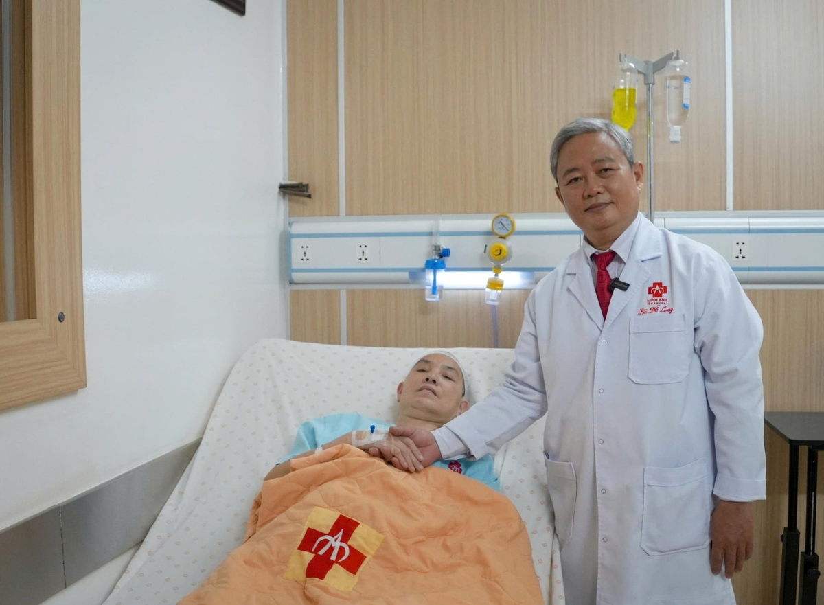 Bác sĩ chuyên khoa 2 thăm hỏi bệnh nhân NTH sau ca phẫu thuật. Ảnh: M.A.