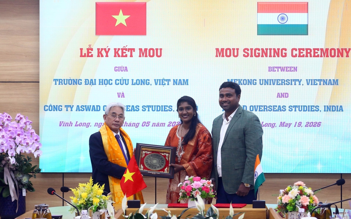 Đại diện Trường Đại học Cửu Long tặng quà lưu niệm cho đối tác Ấn Độ. Ảnh: V.D.