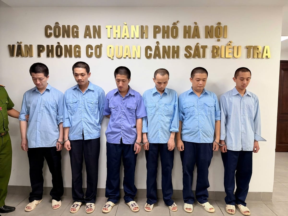 Nhóm đối tượng nhận vàng tại Việt Nam bị lực lượng Công an bắt giữ. Ảnh: Công an TP Hà Nội.