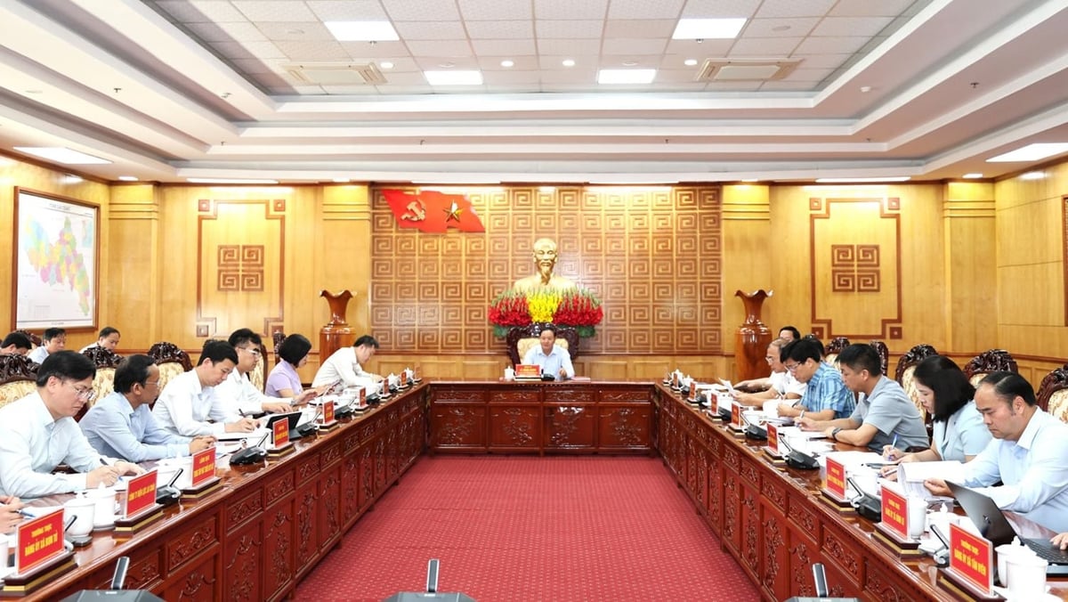 Ông Lê Minh Ngân, Ủy viên Ban Chấp hành Trung ương Đảng, Bí thư Tỉnh ủy, Chủ tịch HĐND tỉnh Lai Châu chủ trì Hội nghị tháo gỡ vướng mắc các dự án lưới điện truyền tải trên địa bàn tỉnh. Ảnh: EVNNPT.