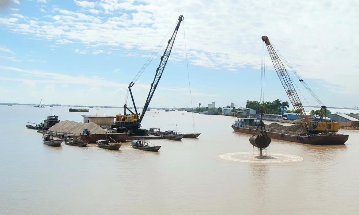 Hai mỏ cát trên sông Hậu phục vụ thi công các dự án giao thông trọng điểm quốc gia khu vực Đồng bằng sông Cửu Long và công trình an ninh quốc phòng, không phục vụ mục đích thương mại. Ảnh: Hồ Thảo.