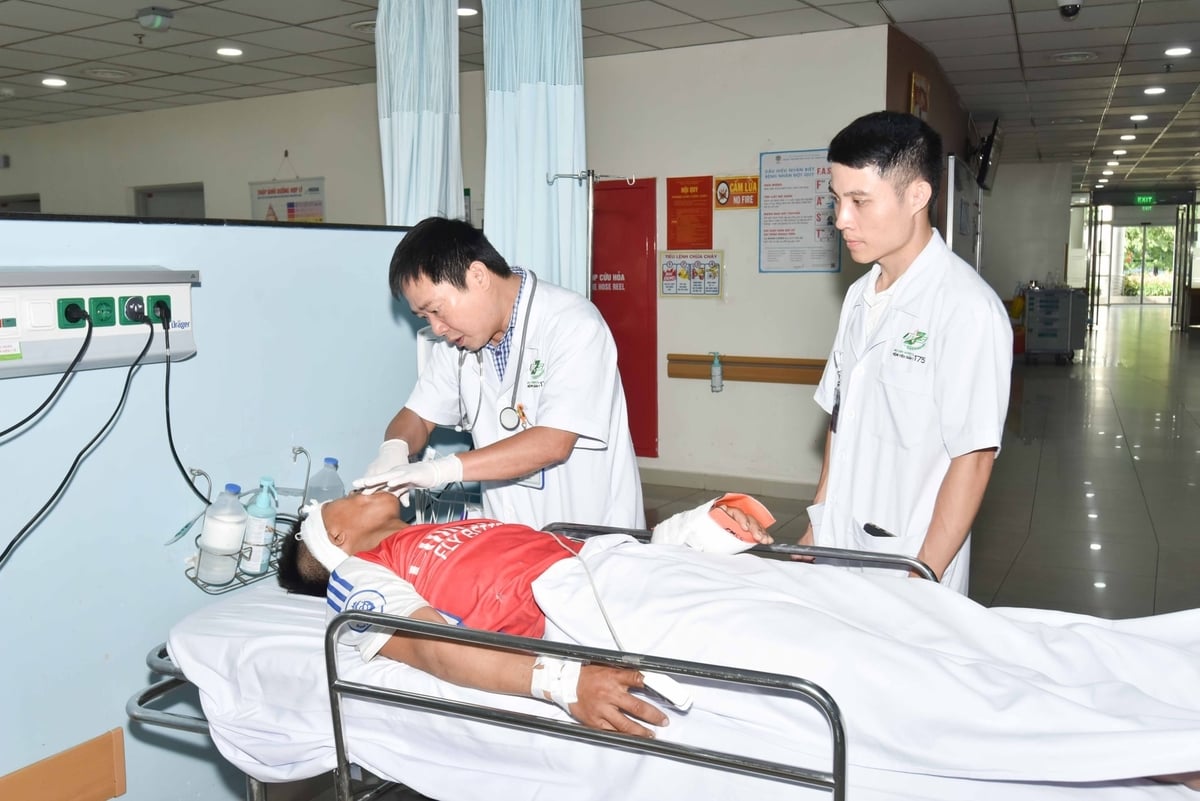 Các bác sĩ Bệnh viện Quân y 175 đang tích cực điều trị cho bệnh nhân V.V.V. Ảnh: A.Chính.