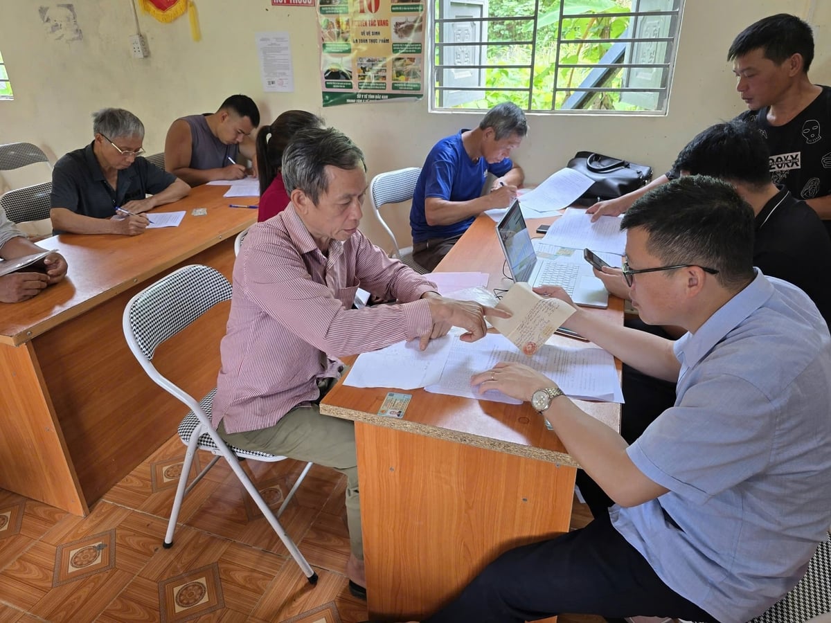 Người dân có mặt từ sớm tại nhà văn hóa thôn Nà Hin, xã Bạch Thông (Thái Nguyên) để được hướng dẫn thủ tục đất đai. Ảnh: Ngọc Tú.