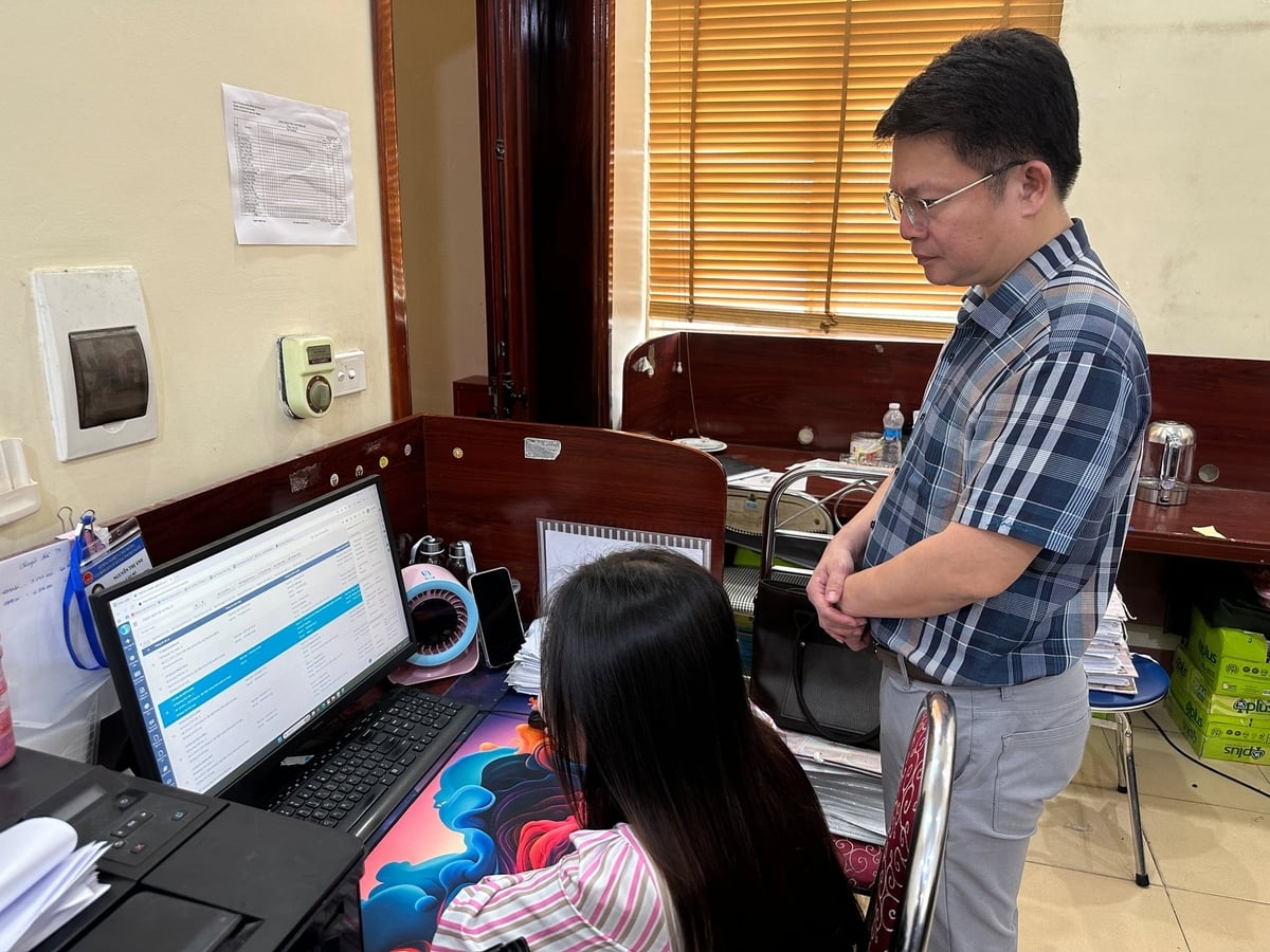 Ông Hà Đức Huy, Phó Giám đốc Văn phòng Đăng ký Đất đai tỉnh Thái Nguyên cùng các chuyên viên văn phòng rà soát các hồ sơ. Ảnh: Quang Linh.