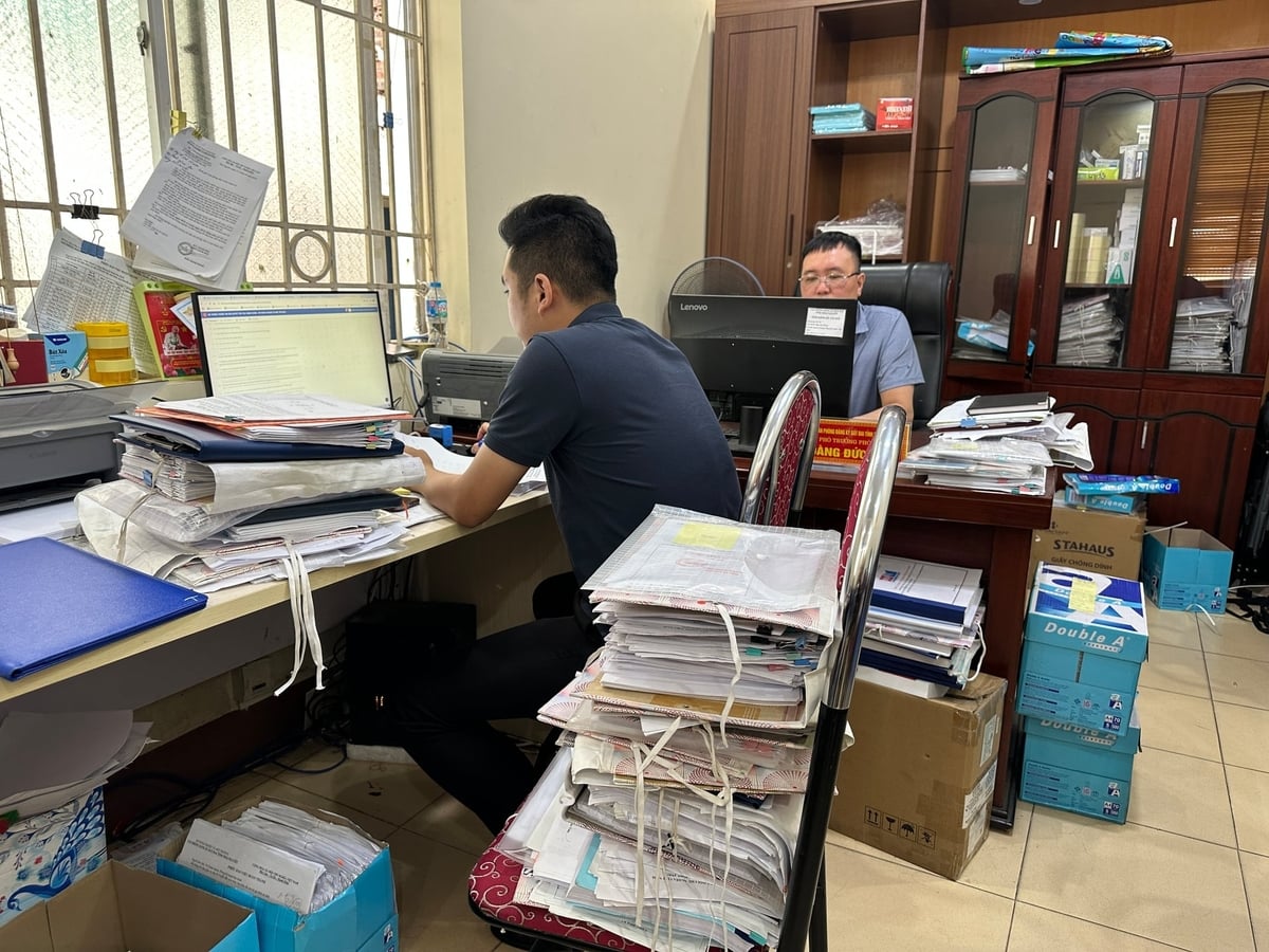Hồ sơ công việc 'chất thành núi' nhưng cán bộ Văn phòng Đăng ký Đất đai tỉnh Thái Nguyên vẫn nỗ lực hoàn thành. Ảnh: Quang Linh.