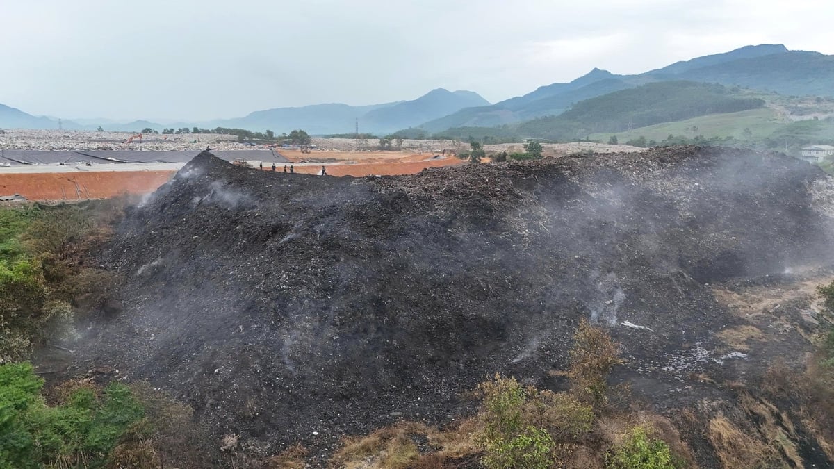 Vụ cháy xảy ra tại bãi rác trong khuôn viên Nhà máy xử lý rác thải sinh hoạt Nghĩa Kỳ. Ảnh: V.H