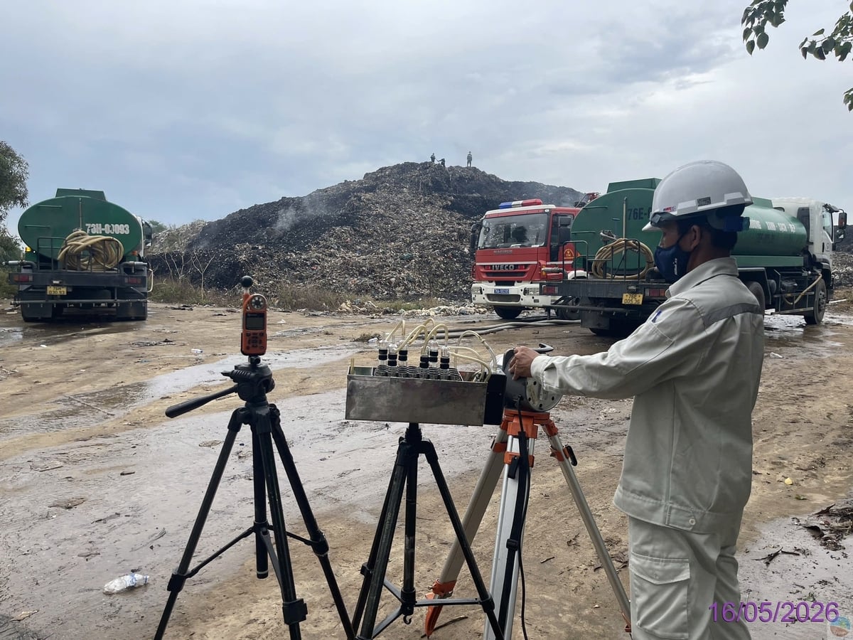 Đơn vị quan trắc tiến hành lấy 5 mẫu không khí xung quanh tại khu vực bãi rác và các khu dân cư lân cận. Ảnh: TTQT.