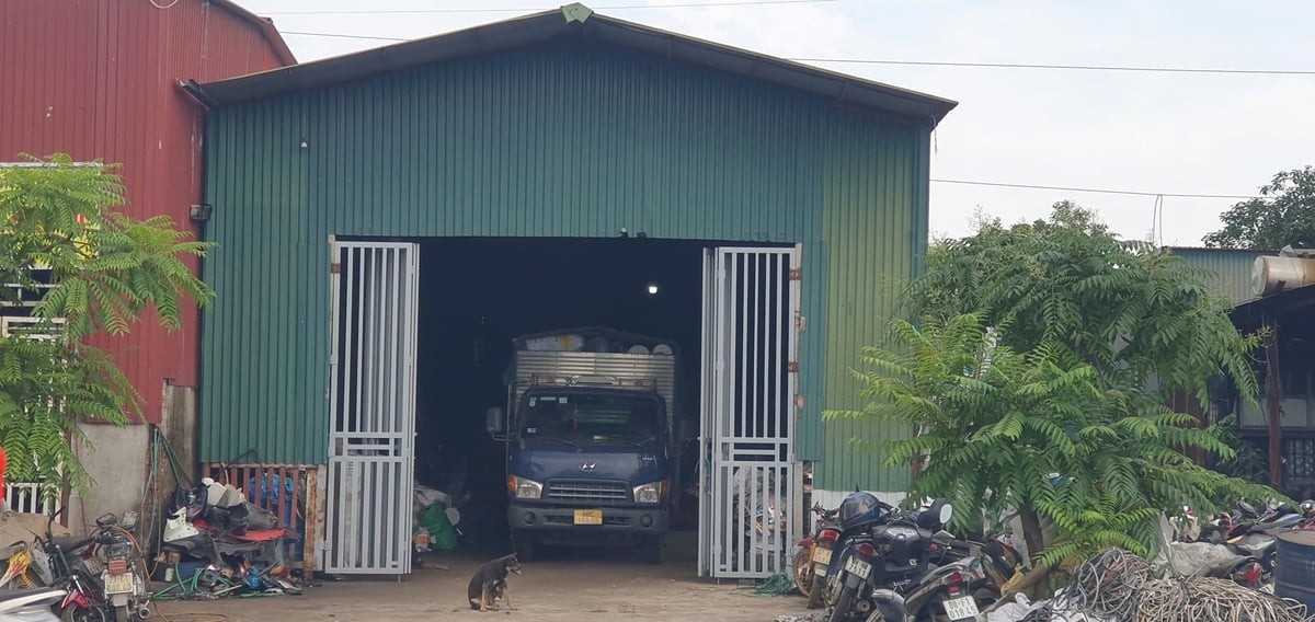 Xe tải sau khi lấy các loại chất thải nguy hại tại dự án trên địa bàn phường Xuân Phương di chuyển về trạm thu mua phế liệu trên địa bàn xã Tề lỗ, tỉnh Phú Thọ. Ảnh: Quán Dũng.