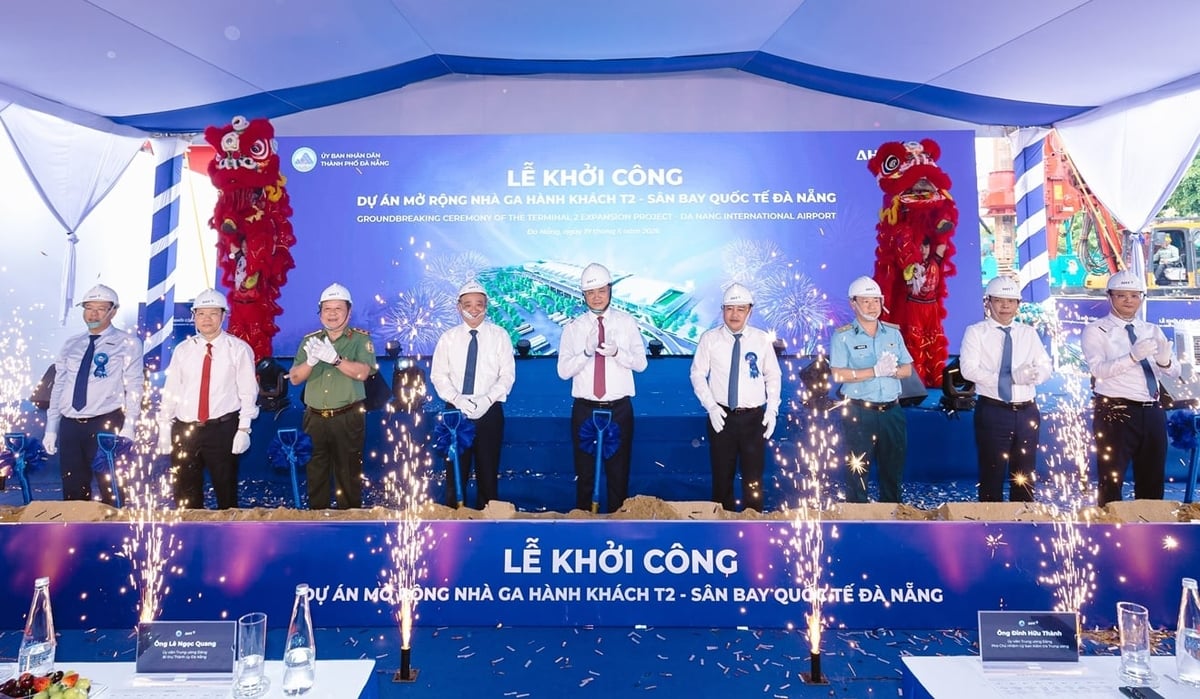 Các đại biểu thực hiện nghi thức khởi công Dự án mở rộng Nhà ga hành khách T2 - Sân bay Quốc tế Đà Nẵng. Ảnh: Lan Anh.