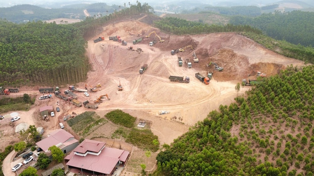 Mỏ đất đồi Hố Mốc của Công ty Tân Hưng có tới 13 máy xúc, trong đó 8 máy hoạt động liên tục. Ảnh: Phạm Thiệu.