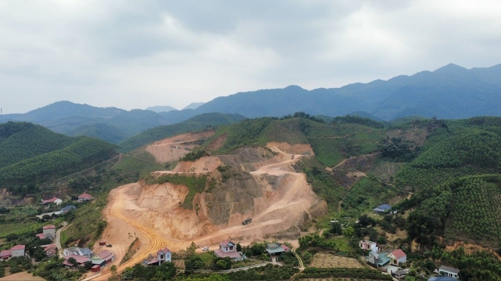 Không rõ chủ đầu tư mỏ đất thôn Dốc Lỉnh đặt trạm cân ở chỗ nào? Ảnh: Phạm Thiệu.