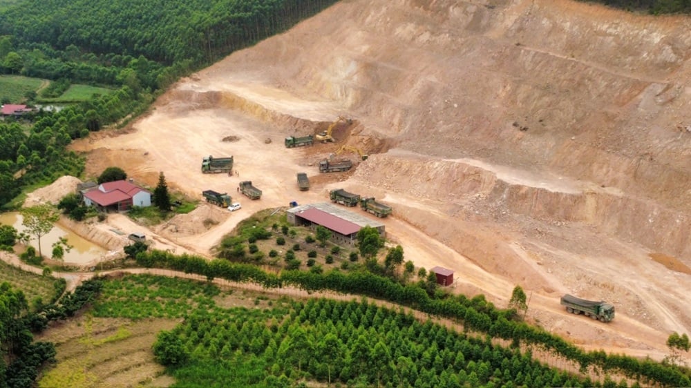 Mỏ đất khu vực dốc Cửa Khuôn của Công ty Hoàng Cơ luôn túc trực 10 xe rơ móc ben chờ lấy đất. Ảnh: Phạm Thiệu.