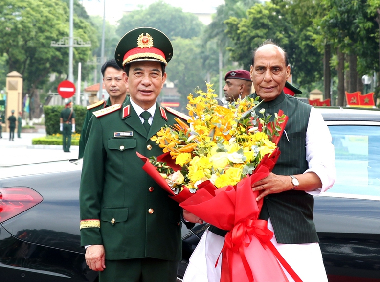 Đại tướng Phan Văn Giang, Ủy viên Bộ Chính trị, Phó Thủ tướng Chính phủ, Bộ trưởng Bộ Quốc phòng và Bộ trưởng Bộ Quốc phòng Ấn Độ Rajnath Singh tại lễ đón. Ảnh: VGP/Nguyễn Hoàng.