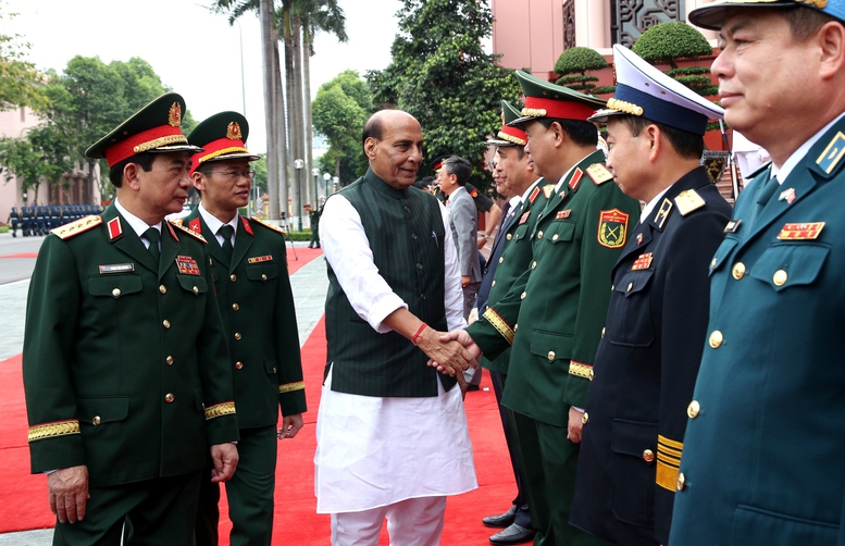 Đại tướng Phan Văn Giang giới thiệu thành viên đoàn Việt Nam với Bộ trưởng Rajnath Singh. Ảnh: VGP/Nguyễn Hoàng.