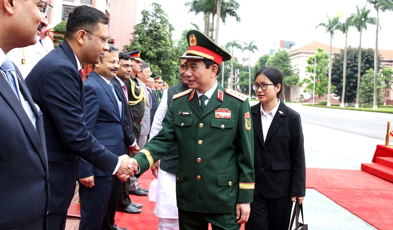 Bộ trưởng Rajnath Singh giới thiệu thành viên đoàn Ấn Độ với Đại tướng Phan Văn Giang. Ảnh: VGP/Nguyễn Hoàng.