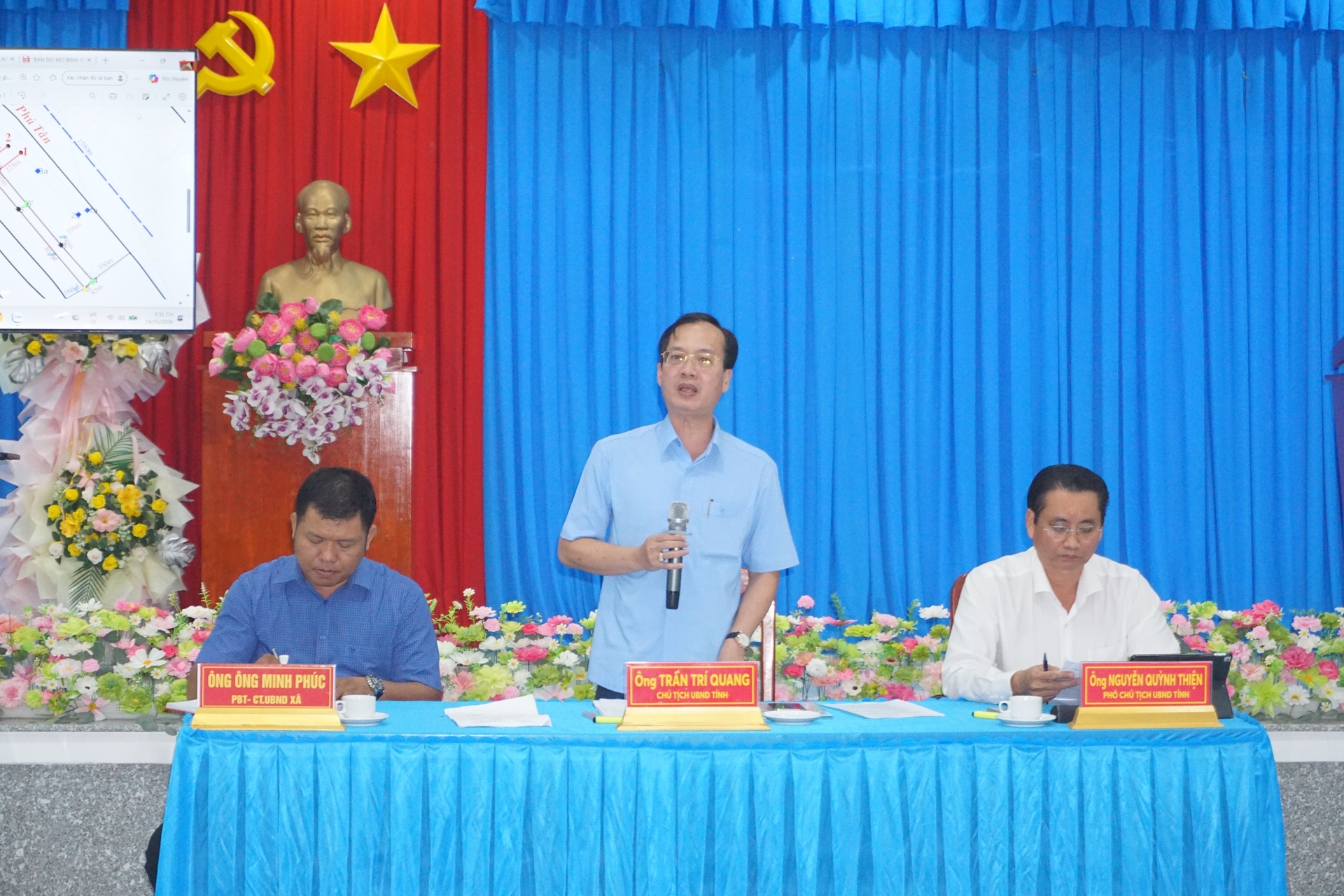 Chủ tịch UBND tỉnh cũng đề nghị người dân nâng cao cảnh giác trước các thông tin sai lệch, xuyên tạc trên mạng xã hội gây ảnh hưởng đến an ninh trật tự và tiến độ thực hiện dự án. Ảnh: Hồ Thảo.