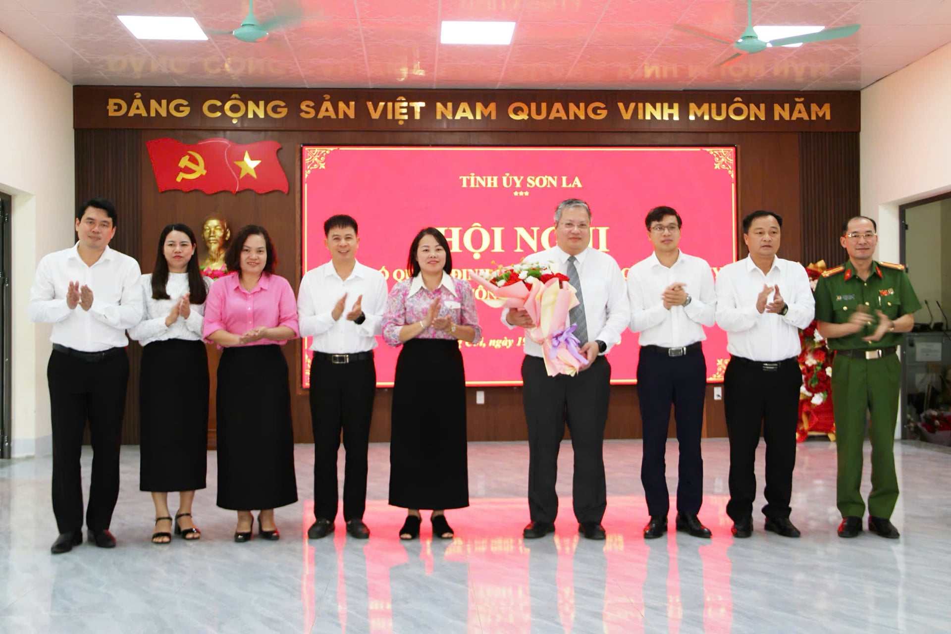 Tập thể Ban Thường vụ Đảng ủy phường Chiềng Cơi tặng hoa chúc mừng tân Bí thư Đảng ủy phường. Ảnh: Nguyễn Nga.