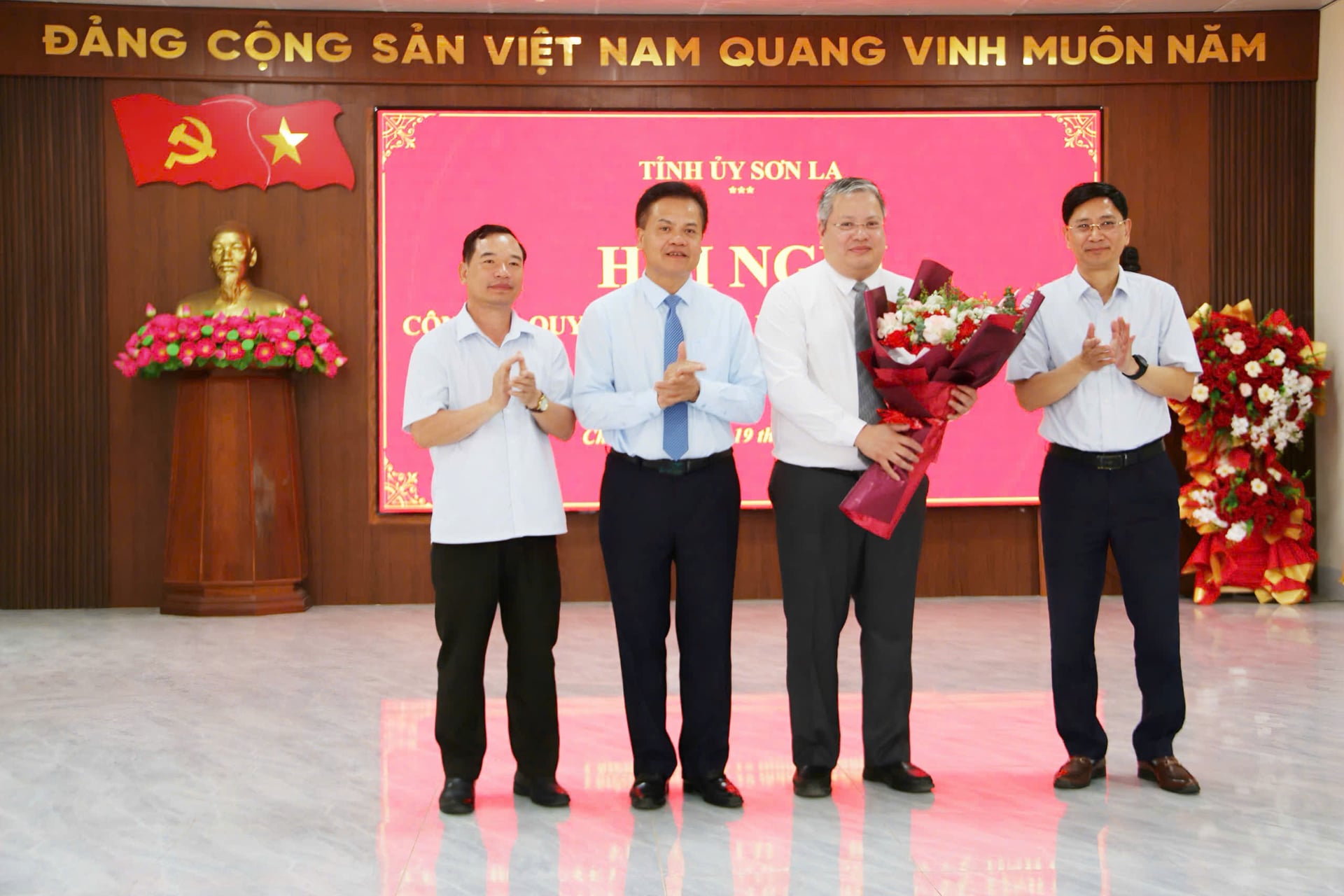 Tập thể Ban Giám đốc Sở Nông nghiệp và Môi trường tặng hoa chúc mừng ông Phùng Kim Sơn nhận nhiệm vụ mới. Ảnh: Nguyễn Nga.