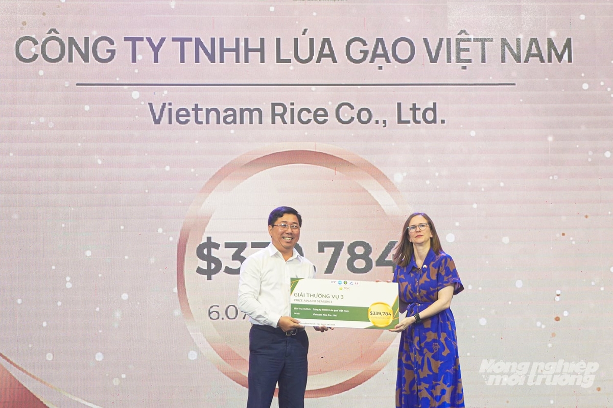 The SNV representative (right) presents the award to Vinarice, the leading company in partnerships for low-emission rice production in the Mekong Delta. Photo: Kim Anh.
