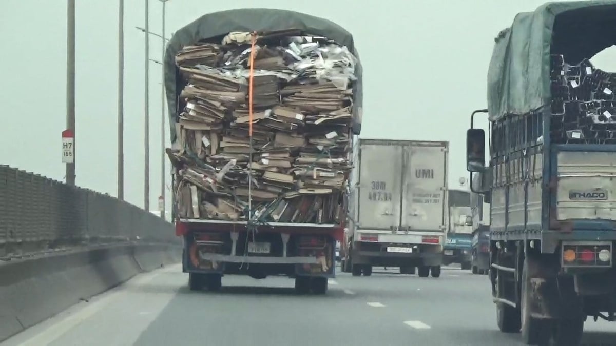 Xe chở thùng carton, nilong trên đường vận chuyển về địa bàn phường Đồng Nguyên, tỉnh Bắc Ninh. Ảnh: Quán Dũng.