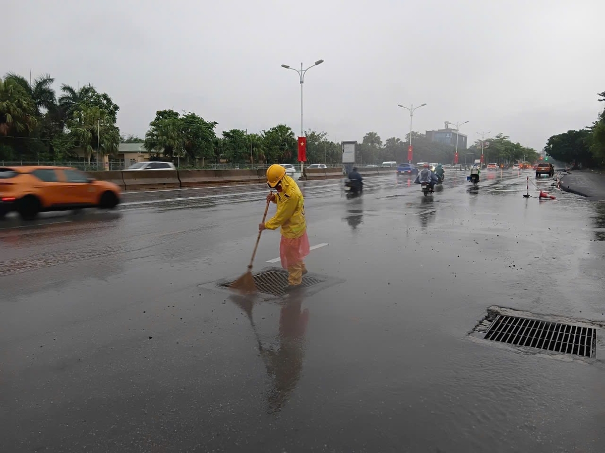 Xí nghiệp thoát nước bố trí lực lượng ứng trực tại các khu vực trọng điểm về úng ngập khi có mưa lớn. Ảnh: ĐVCC.
