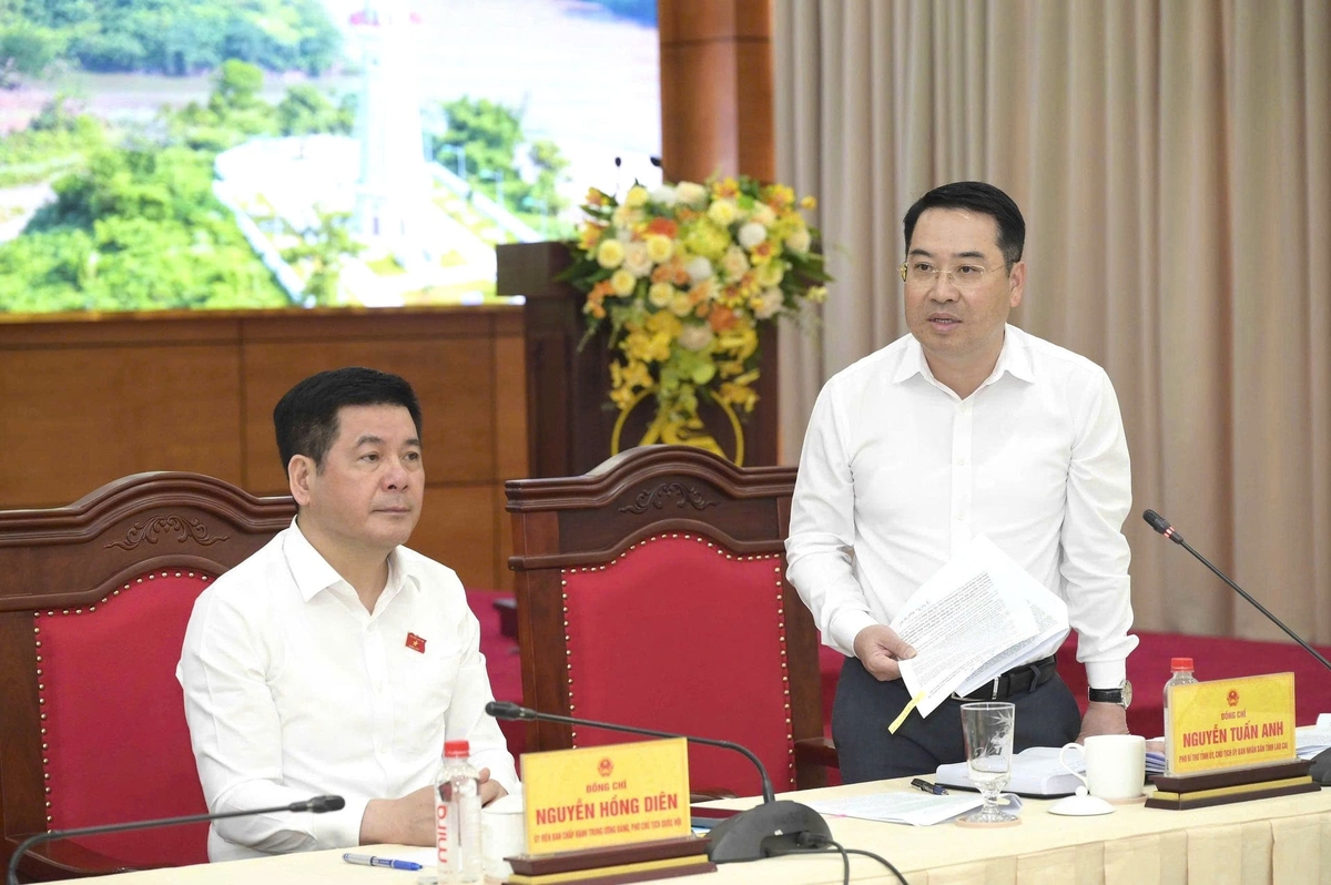 Ông Nguyễn Tuấn Anh, Phó Bí thư Tỉnh ủy, Chủ tịch UBND tỉnh Lào Cai phát biểu tại buổi làm việc với Đoàn công tác của Ủy ban Kinh tế và Tài chính Quốc hội khóa XVI . Ảnh: Thảo Châu.