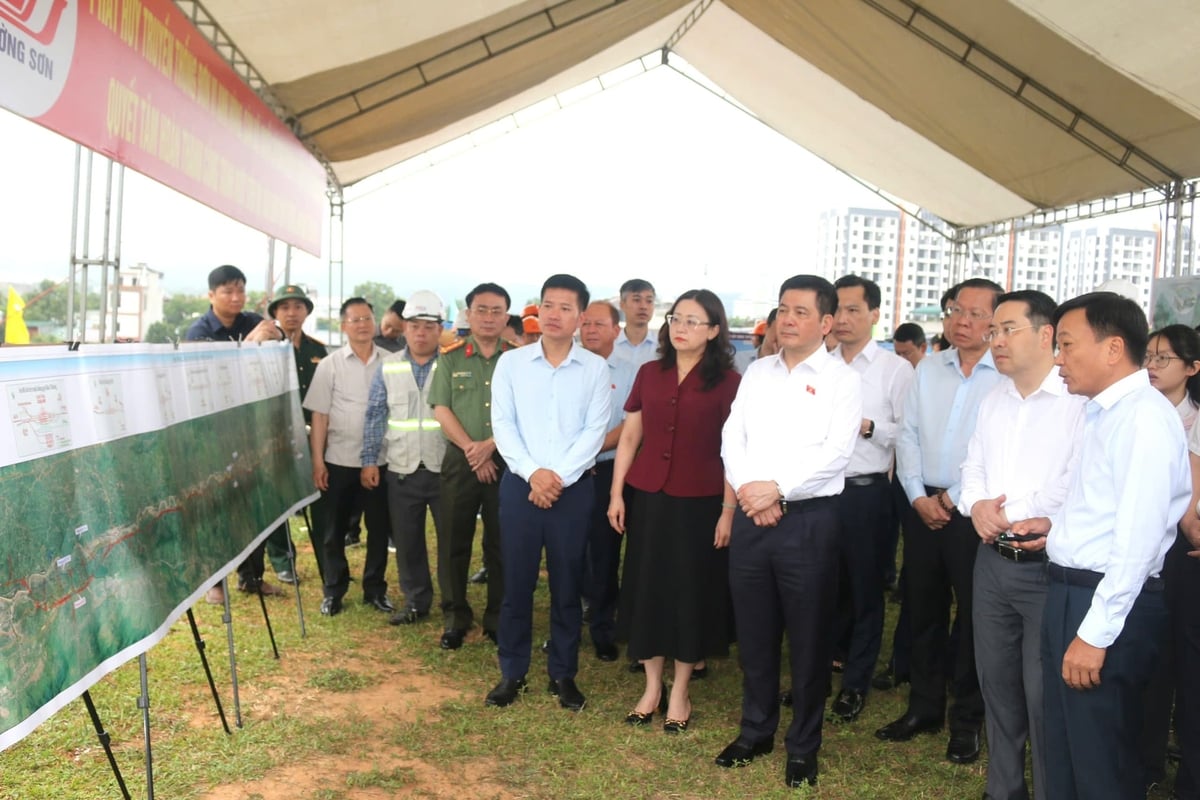 Phó Chủ tịch Quốc hội Nguyễn Hồng Diên cùng Đoàn công tác, khảo sát thực địa Dự án đầu tư xây dựng tuyến đường sắt Lào Cai - Hà Nội - Hải Phòng. Ảnh: Thảo Châu.