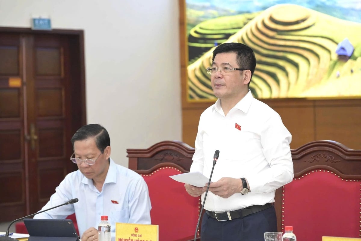 Phó Chủ tịch Quốc hội Nguyễn Hồng Diên yêu cầu Lào Cai chuyển mạnh tư duy phát triển, kiến tạo các cực tăng trưởng mới để tạo sức bật đột phá cho địa phương. Ảnh: Thảo Châu.