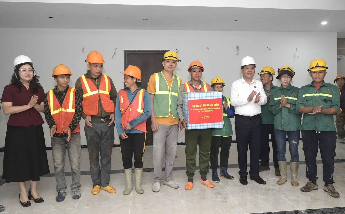 Phó Chủ tịch Quốc hội Nguyễn Hồng Diên cùng đoàn công tác khảo sát, tặng quà cán bộ, người lao động Dự án Nhà ở xã hội khu bờ tả sông Hồng. Ảnh: Thảo Châu.