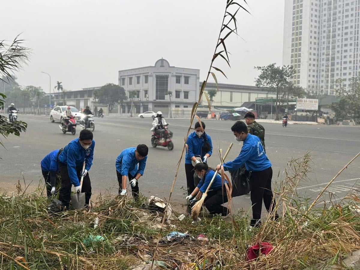 Trước ngày 20/5, không khí triển khai cao điểm về vệ sinh môi trường đã bắt đầu xuất hiện tại nhiều tuyến phố, khu dân cư phường Tương Mai. Ảnh: Lan Chi.
