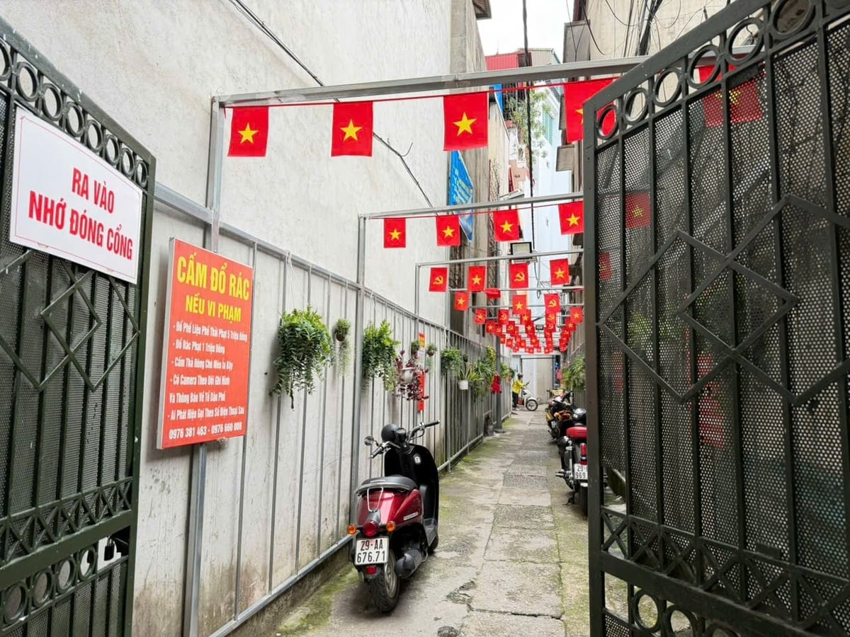 Biển 'cấm đổ rác' cùng những chậu cây xanh được người dân tổ dân phố 14 phường Tương Mai bố trí dọc ngõ nhỏ nhằm từng bước xóa bỏ các điểm tập kết rác tự phát, giữ gìn cảnh quan khu dân cư sạch đẹp. Ảnh: Mai Đan.