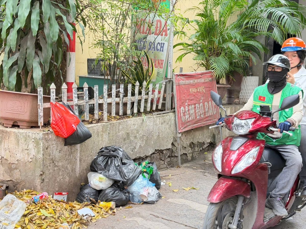Rác thải tập kết ngay cạnh khu vực cắm biển 'cấm đổ rác' tại phường Tương Mai, cho thấy áp lực trong việc xử lý các điểm đen rác thải trên địa bàn. Ảnh: Mai Đan.