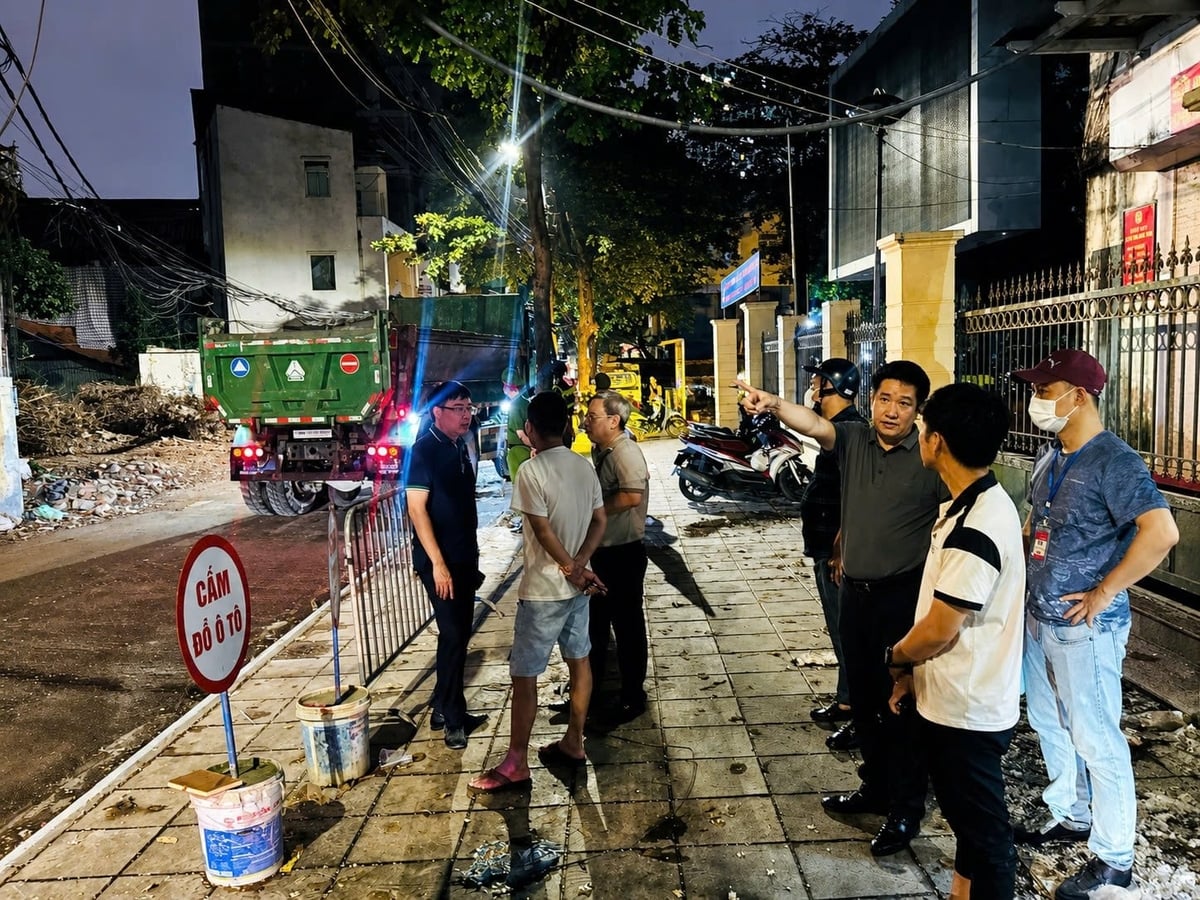 Lãnh đạo phường Thanh Xuân làm việc không quản ngày đêm vì tiến độ dự án. Ảnh: Quyết Thắng.
