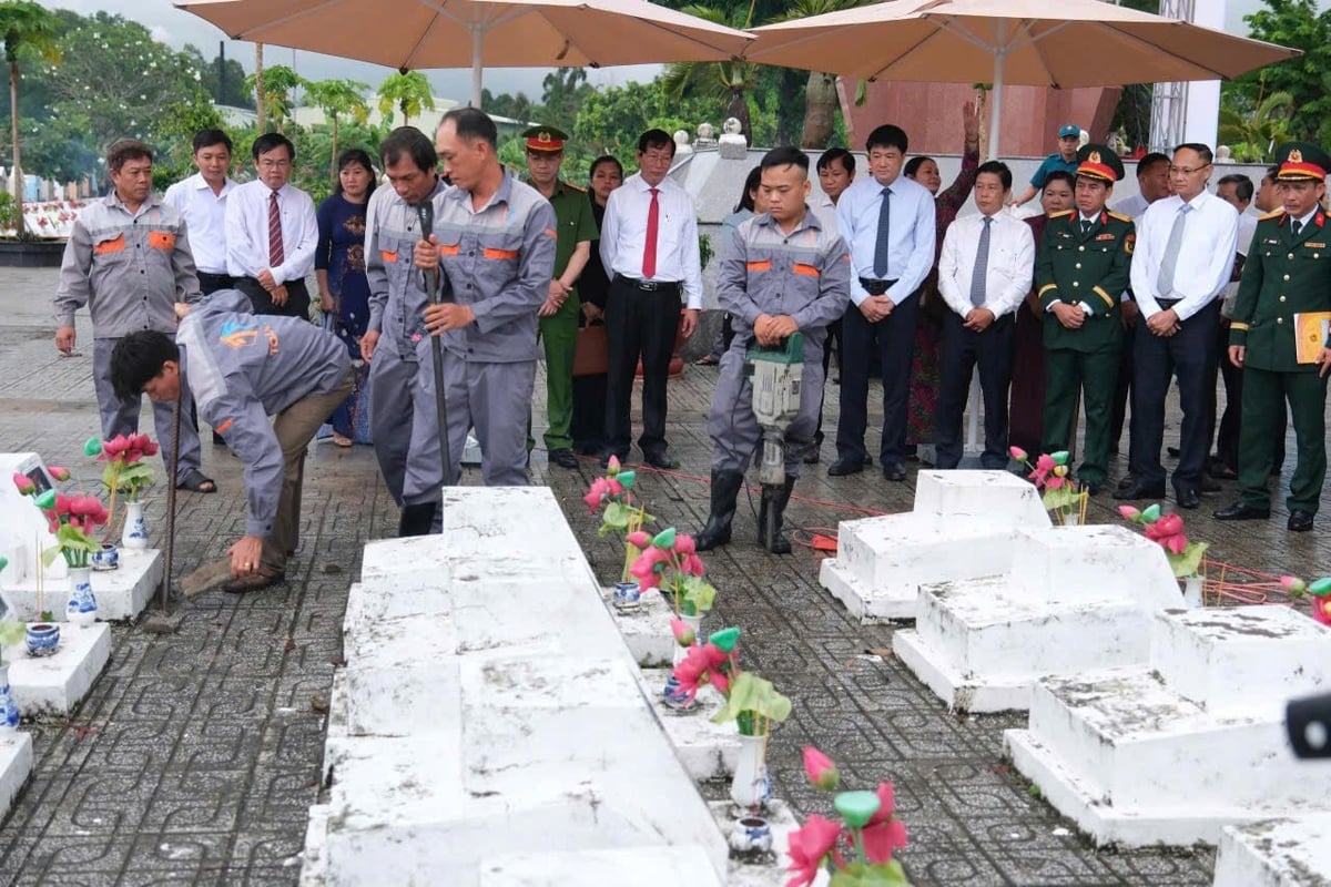 Lấy mẫu sinh phẩm hài cốt liệt sĩ chưa xác định được thông tin tại Nghĩa trang liệt sĩ Rồng Giềng. Ảnh: VAST.