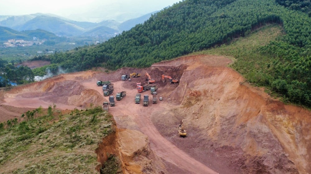 Chủ mỏ đất khu vực đồi Năm Hoàng mới được thuê 3,51 ha nhưng đã khai thác vượt mốc giới 0,8 ha. Ảnh: Phạm Thiệu.
