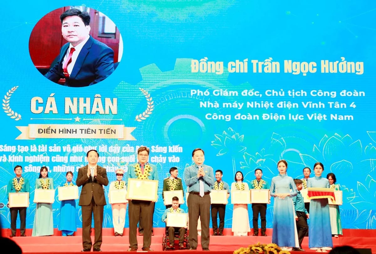 Ông Trịnh Văn Quyết, Ủy viên Bộ Chính trị, Bí Thư Trung ương Đảng, Trưởng ban Tuyên giáo và Dân vận Trung ương (ngoài cùng bên trái) và ông Nguyễn Anh Tuấn, Ủy viên BCH Trung ương, Chủ tịch Tổng Liên đoàn Lao động Việt Nam (ngoài bên phải) trao Bằng khen cho ông Trần Ngọc Hưởng tại buổi lễ. Ảnh: Vĩnh Tân 4.