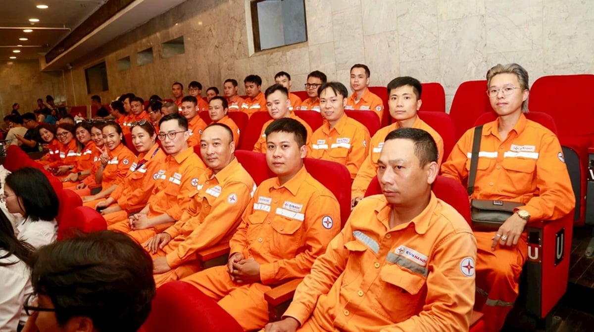 Đoàn đại biểu đoàn viên, người lao động EVN tham gia buổi lễ. Ảnh: Vĩnh Tân 4.