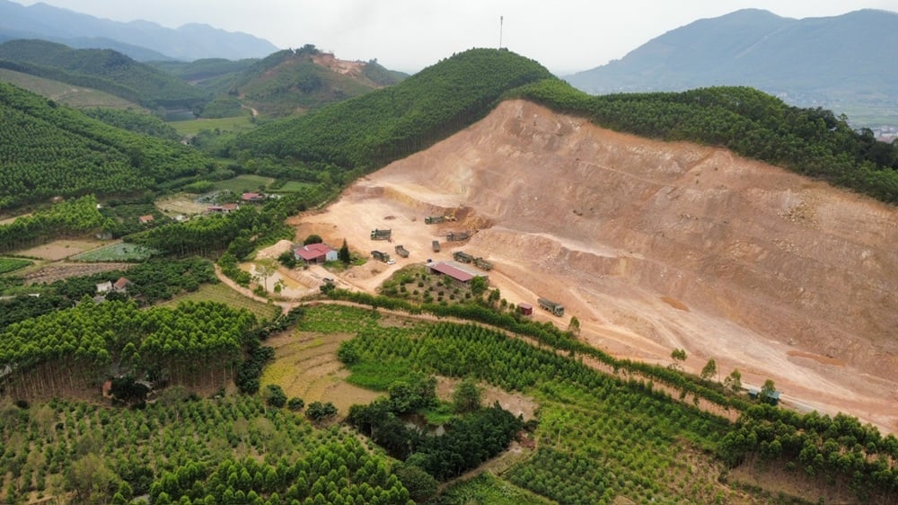 Mỏ đất khu vực Dốc Cửa Khuôn đang có vướng mắc đất đai nhưng vẫn khai thác bình thường. Ảnh: Phạm Thiệu.
