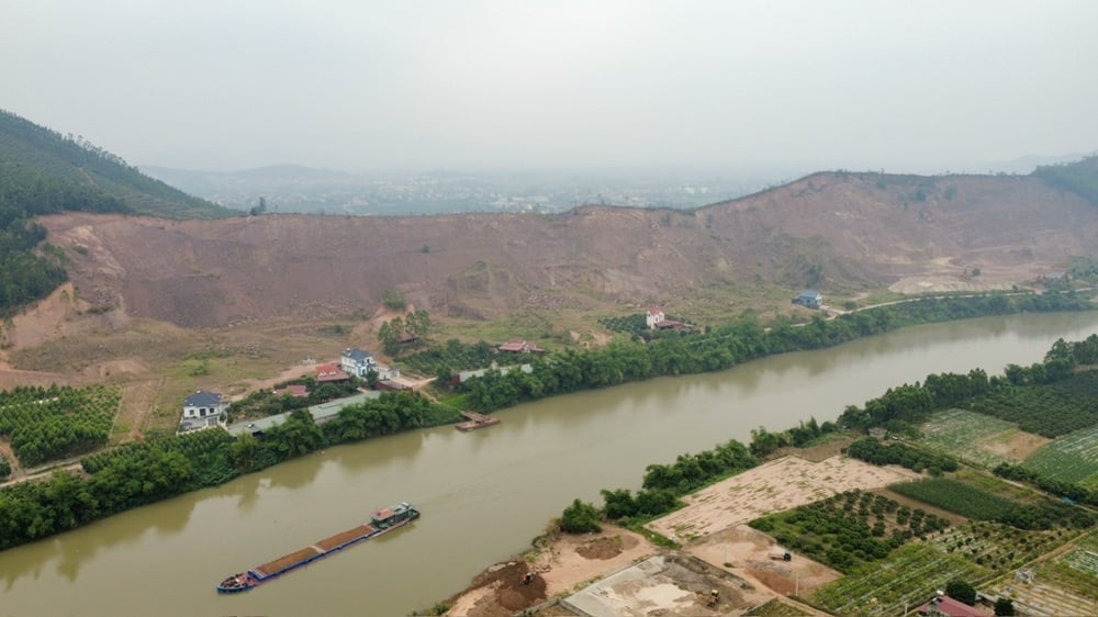 Mỏ đất khu vực núi Bòng, phường Phượng Sơn hiện tạm dừng khai thác do chủ đầu tư vi phạm pháp luật. Ảnh: Phạm Thiệu.