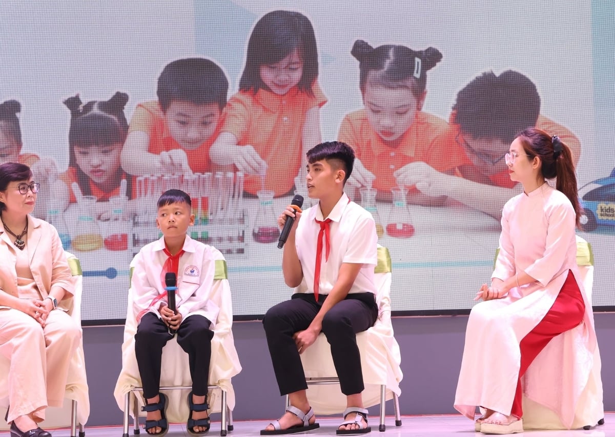 Em Đỗ Gia Kỳ, học sinh trường THCS Ae Chà Rang, tỉnh Đắk Lắk chia sẻ tại buổi lễ. Ảnh: Mai Đan.