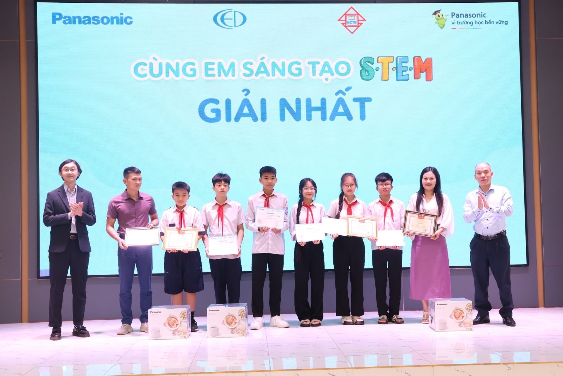 Học sinh trường Tiểu học Hòa Long 1 (Đồng Tháp) và nhóm học sinh trường THCS Nam Trung (Hải Phòng) đạt giải Nhất cuộc thi 'Cùng em sáng tạo STEM' năm 2026. Ảnh: Mai Đan.