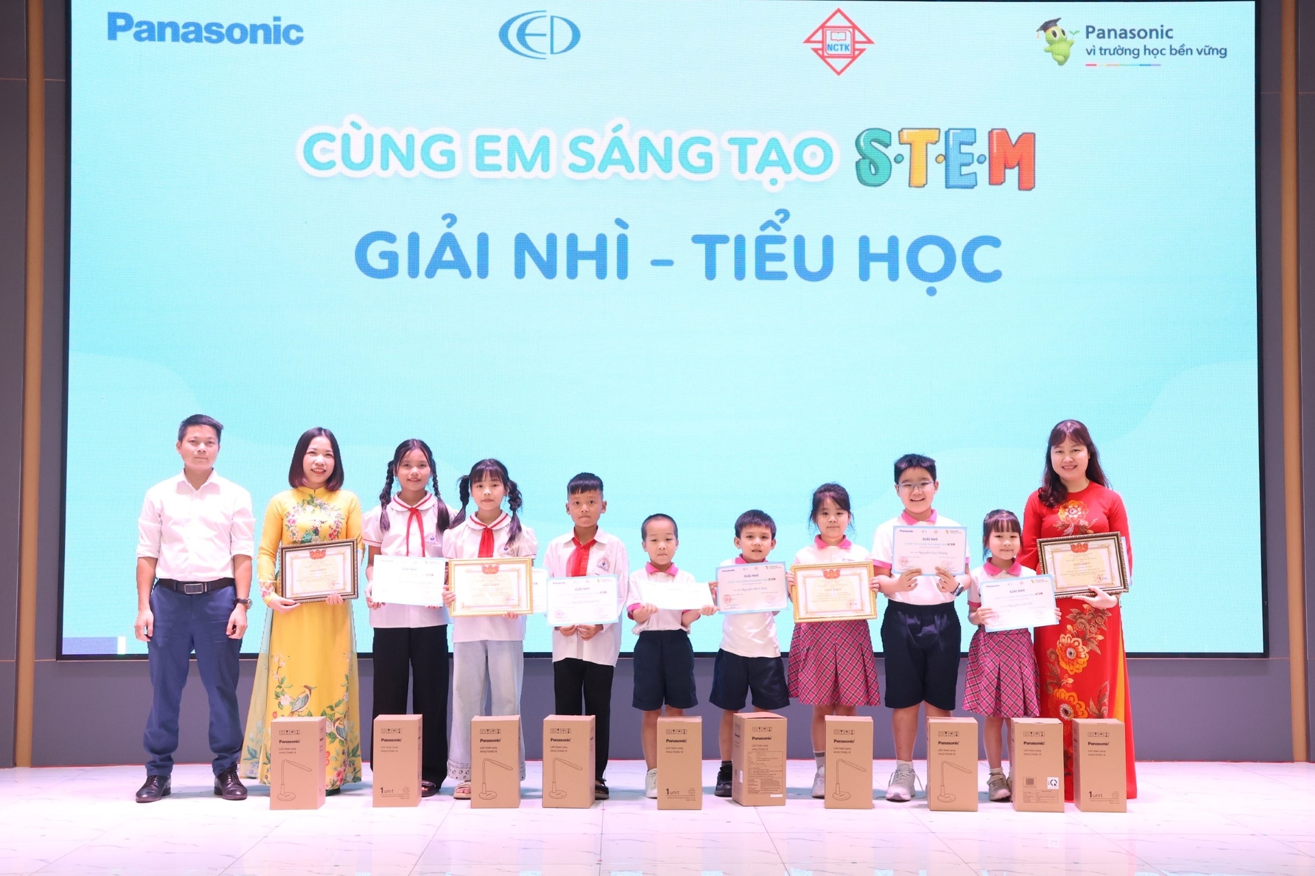 Nhóm học sinh Trường Tiểu học Lê Văn Tám (Hà Nội) và Trường Tiểu học và THCS Thanh Lân (Quảng Ninh) đạt giải Nhì cuộc thi 'Cùng em sáng tạo STEM' năm 2026. Ảnh: Mai Đan.