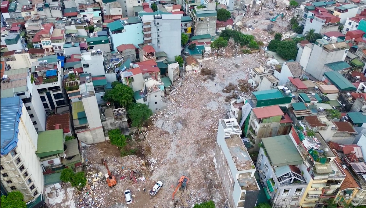 Hiện trường mặt bằng đã được giải phóng phục vụ dự án đường Vành đai 2,5 đoạn qua phường Thanh Xuân. Ảnh: Quyết Thắng