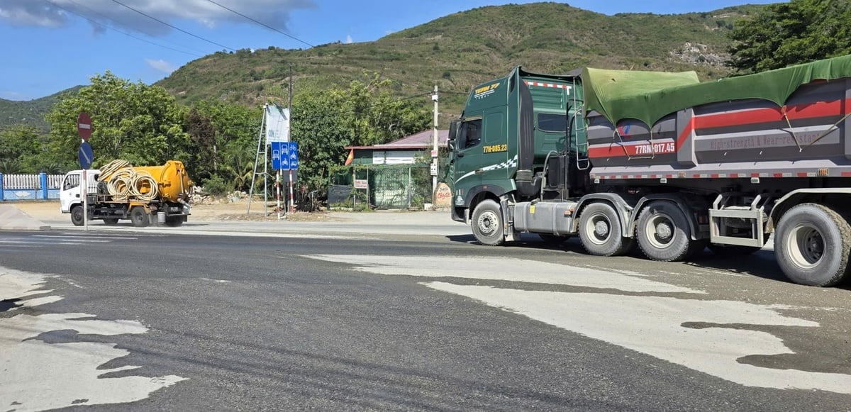 Đoạn từ các mỏ đá ra Quốc lộ 1 A, xã Công Hải đã được tưới nước đường để giảm bụi. Ảnh: KS.