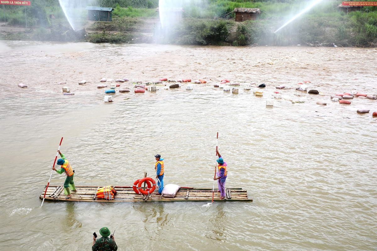 Diễn tập thực binh phòng chống lũ ống, lũ quét và cứu nạn, cứu hộ năm 2026, nhằm đánh giá năng lực lãnh đạo, chỉ đạo, khả năng huy động lực lượng, phương tiện và tổ chức xử lý các tình huống thiên tai, thảm họa trên địa bàn tỉnh Lào Cai. Ảnh: laocai.gov.vn