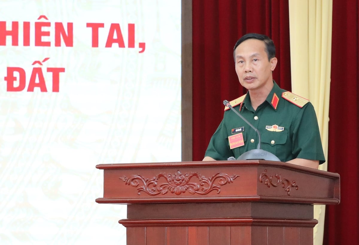 Thiếu tướng Trần Văn Bắc, Tư lệnh Quân khu 2, Trưởng ban Chỉ đạo diễn tập phòng thủ dân sự Quân khu 2 phát biểu tại buổi diễn tập. Ảnh: laocai.gov.vn