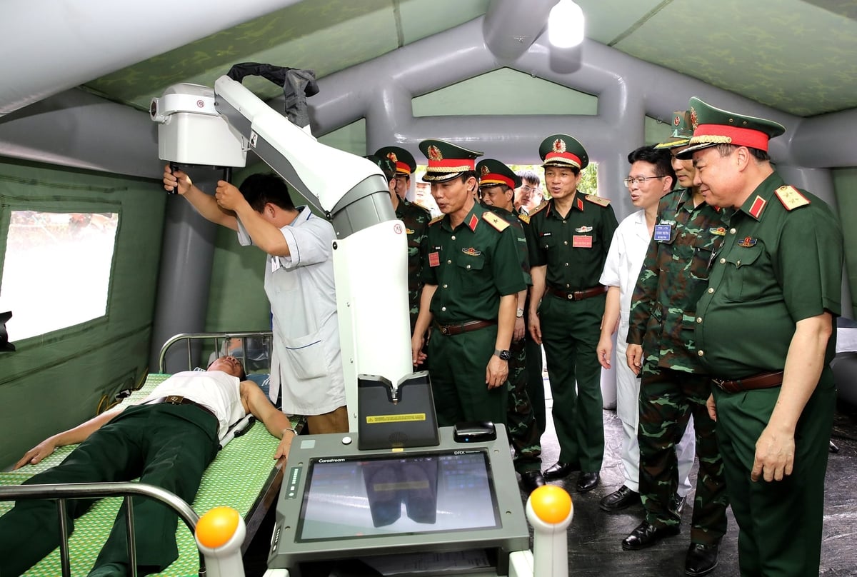 Lãnh đạo tỉnh Lào Cai và lãnh đạo Quân khu 2 tham quan bệnh viện dã chiến. Ảnh: laocai.gov.vn