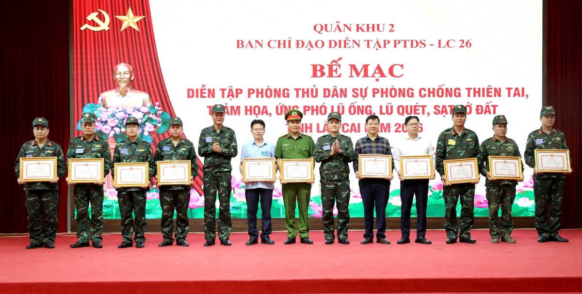 Khen thưởng các tập thể, cá nhân có thành tích xuất sắc trong thực hiện nhiệm vụ diễn tập. Ảnh: laocai.gov.vn